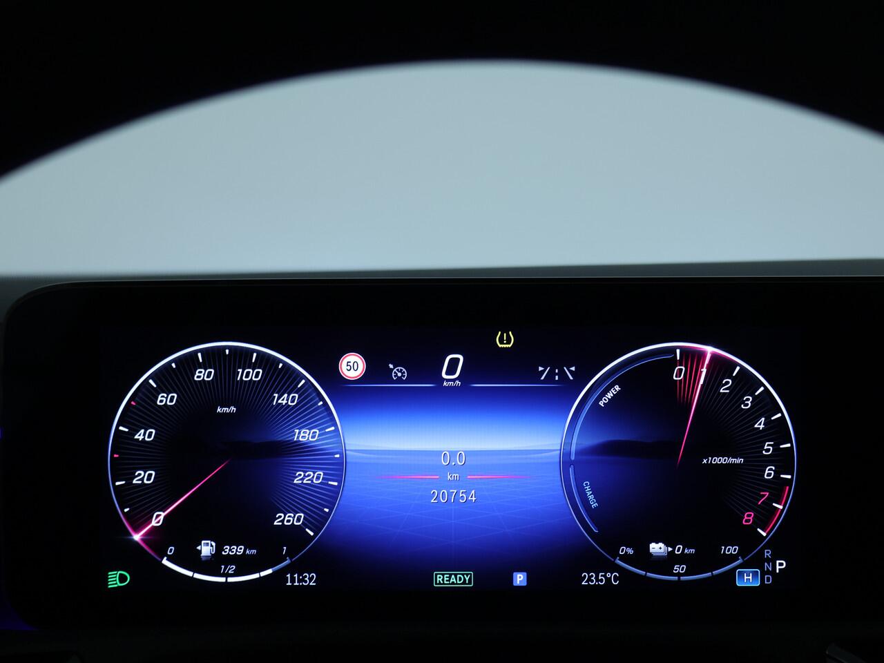 Mercedes-Benz CLA-KLASSE 250 e Star Edition AMG Line | Keyless GO | Sfeerverlichting | Dode Hoek Ass | Stoelverwarming | Parkeerpakket met Camera | Car Play | Inclusief 24 maanden Mercedes-Benz Certified garantie voor Europa.