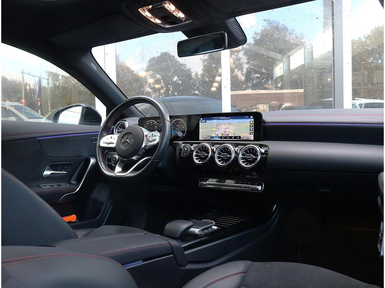 Mercedes-Benz CLA-KLASSE 180 Shooting Brake AMG Line | Panoramadak | Sfeerverlichting