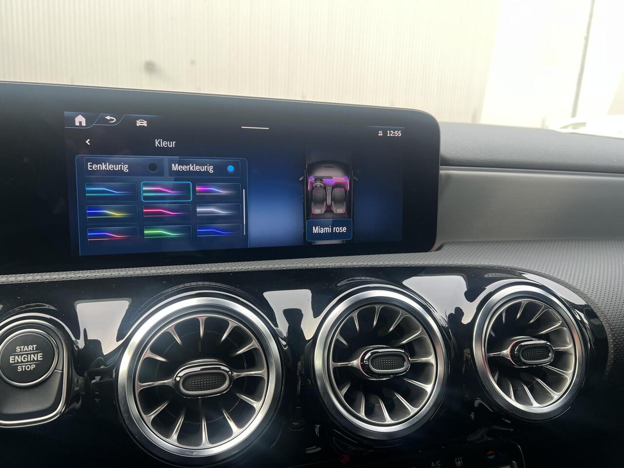 Mercedes-Benz CLA-KLASSE Shooting Brake 180 AMG Line | Nightpakket | Panoramadak | Achteruitrijcamera | Stoelverwarming | Dodehoekassistent | Sfeerverlichting