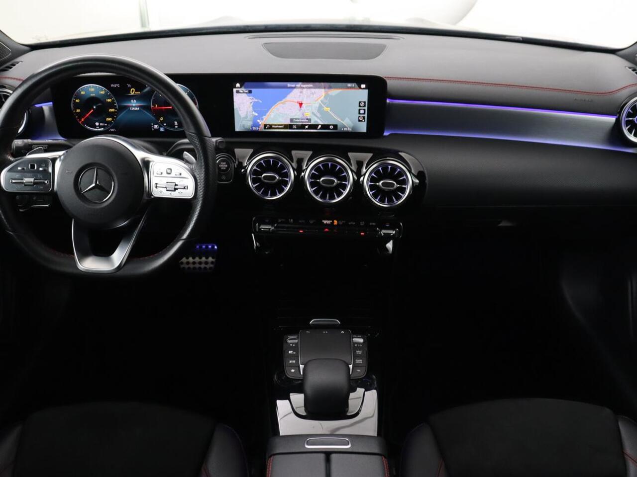 Mercedes-Benz CLA-KLASSE 180d Business Solution AMG | Stoelverwarming | Carplay | Camera | Leder/Alcantara | Navigatie | Widescreen | Sfeerverlichting | Designo Mountaingrijs Magno