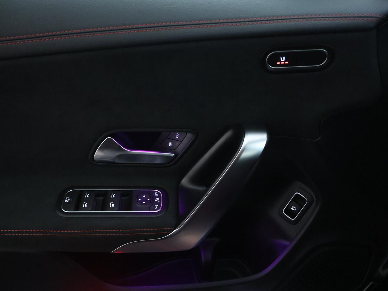 Mercedes-Benz CLA-KLASSE Shooting Brake 180 AMG Nightpakket | Trekhaak | Keyless Go | Sfeerverlichting | Stoelverwarming | Parkeerpakket met Camera | Inclusief 24 maanden Mercedes-Benz Certified garantie voor Europa.