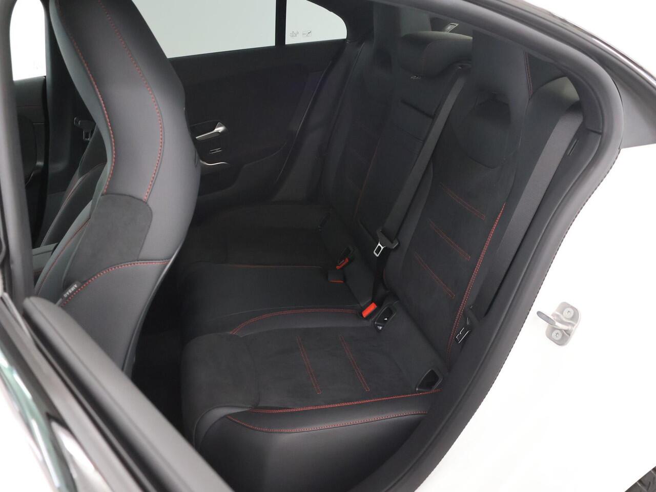 Mercedes-Benz CLA-KLASSE 180 AMG Line | Panoramadak | Sfeerverlichting | Nightpakket | Stoelverwarming | Multimedia Systeem Groot |