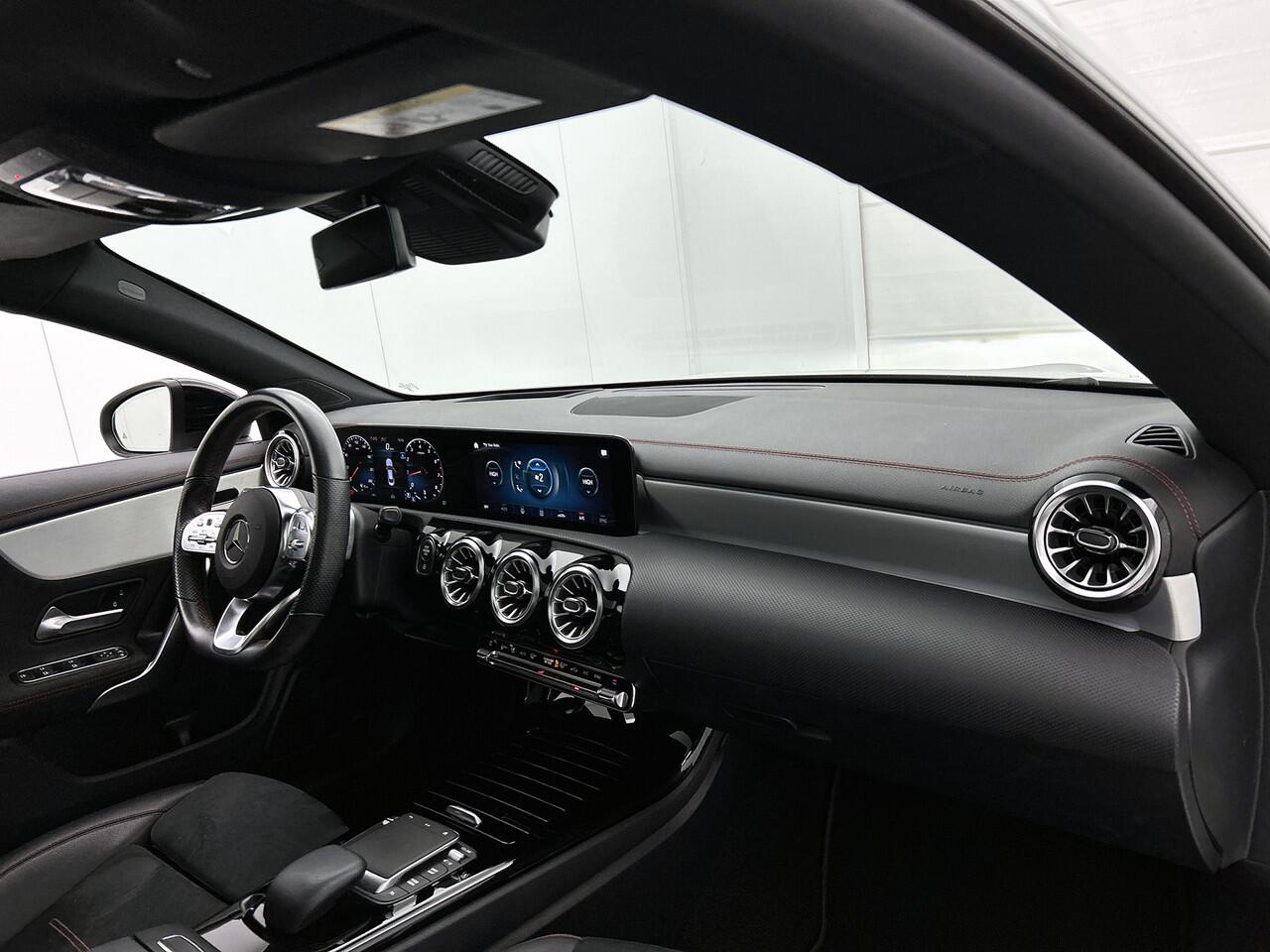 Mercedes-Benz CLA-KLASSE 180 AMG Line | Panoramadak | Sfeerverlichting | 19 Inch AMG velgen | Distronic | 360°-camera | Inclusief 24 maanden MB Certified garantie voor Europa.