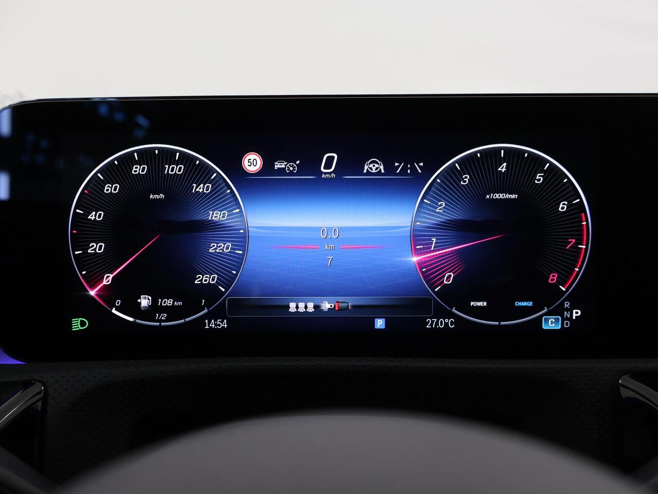 Mercedes-Benz CLA-KLASSE 180 Business Solution AMG | Panoramadak | Burmester | Rijassistentiepakket | Trekhaak | Techniek pakket | Sfeerverlichting | Stoel/stuurverwarming |