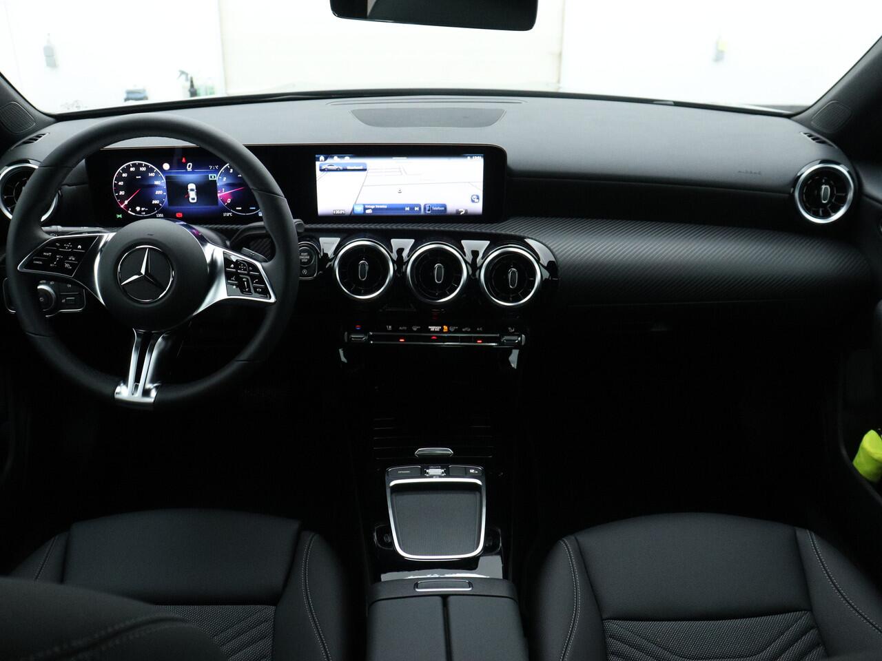 Mercedes-Benz CLA-KLASSE 180 Star Edition LIMITED | Dodehoekassistent | KEYLESS GO | Parkeerpakket met achteruitrijcamera | USB pakket plus | Spiegelpakket | Verwarmde stoelen vooraan |