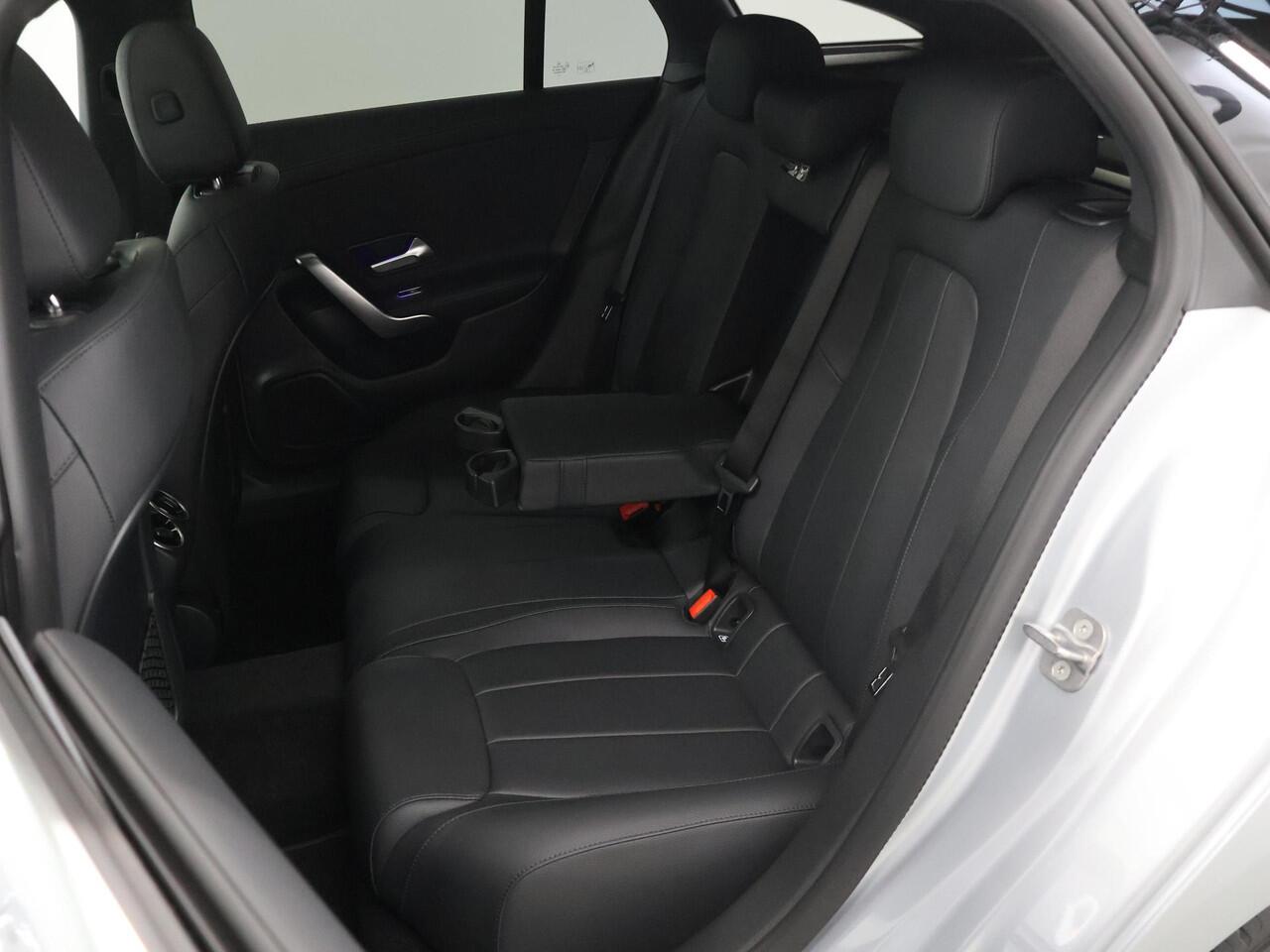 Mercedes-Benz CLA-KLASSE 180 Shooting Brake Star Edition Luxury line | Camera | Panoramadak | Stoelverwarming |