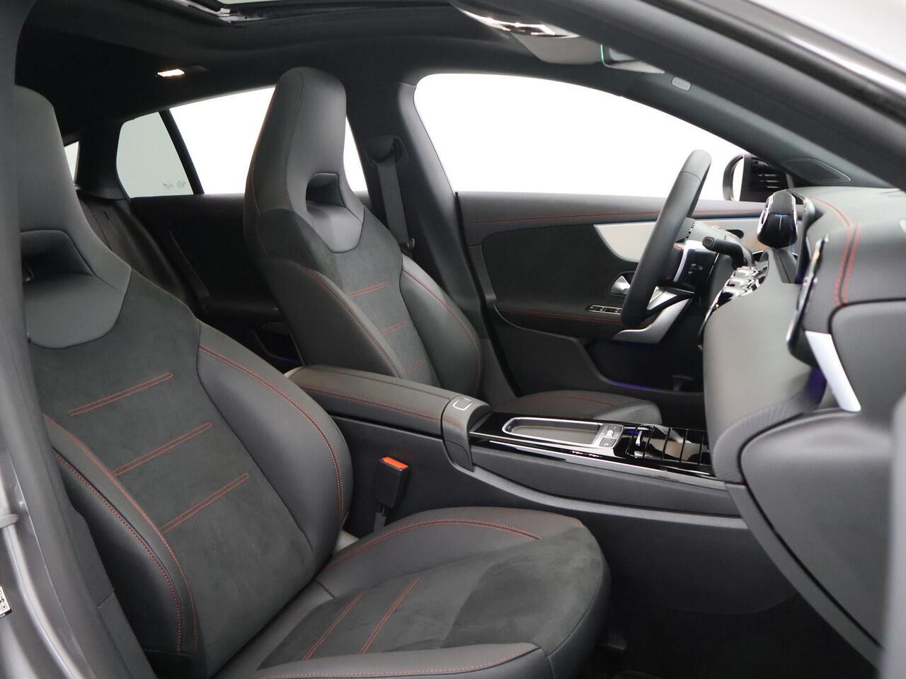 Mercedes-Benz CLA-KLASSE Shooting Brake 180 Star Edition AMG | Panoramdak | Night | 19" lichtmetalen velgen | Sfeerverlichting | Camera | Stoelverwarming |