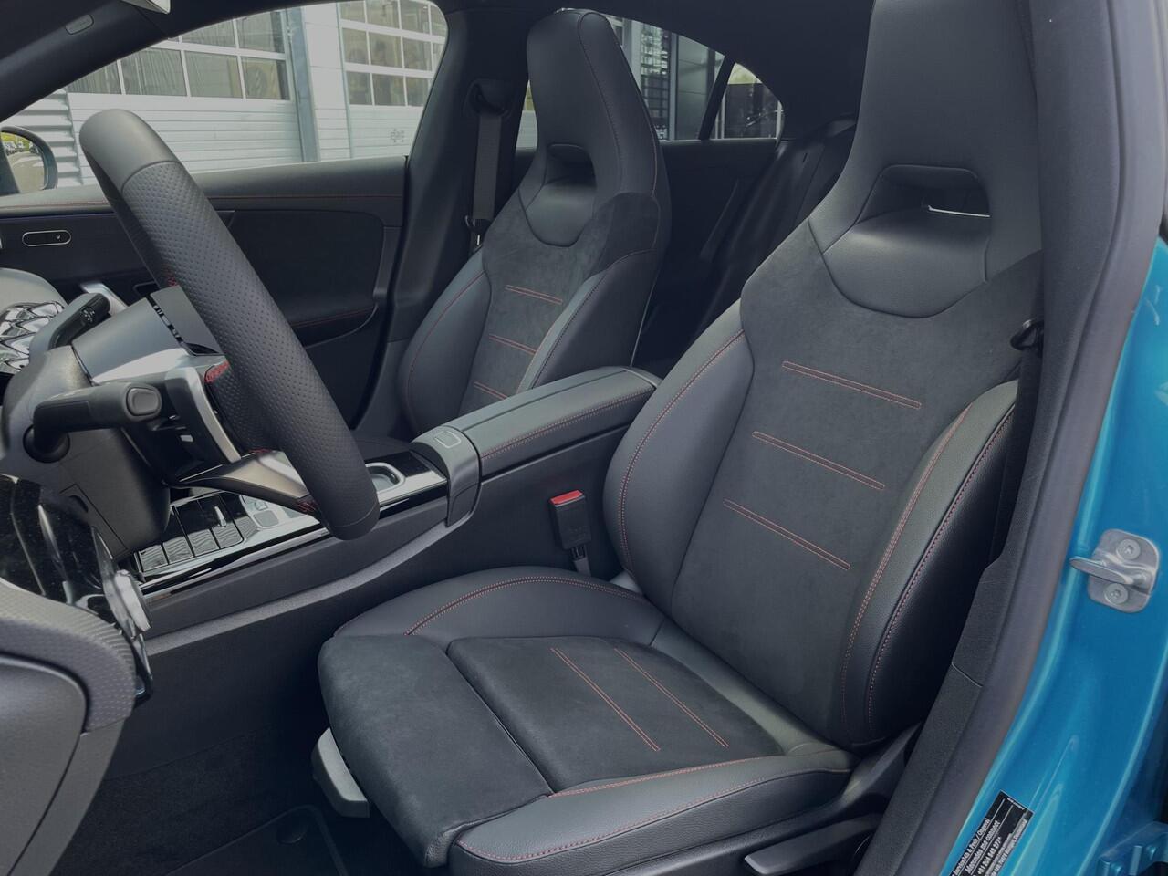 Mercedes-Benz CLA-KLASSE 180 Star Edition AMG Line | Night Pakket | Winter Pakket | 19 inch Multispaaks AMG Velgen | Panoramadak | MULTIBEAM LED Koplampen | Dodehoekassistent | Apple CarPlay