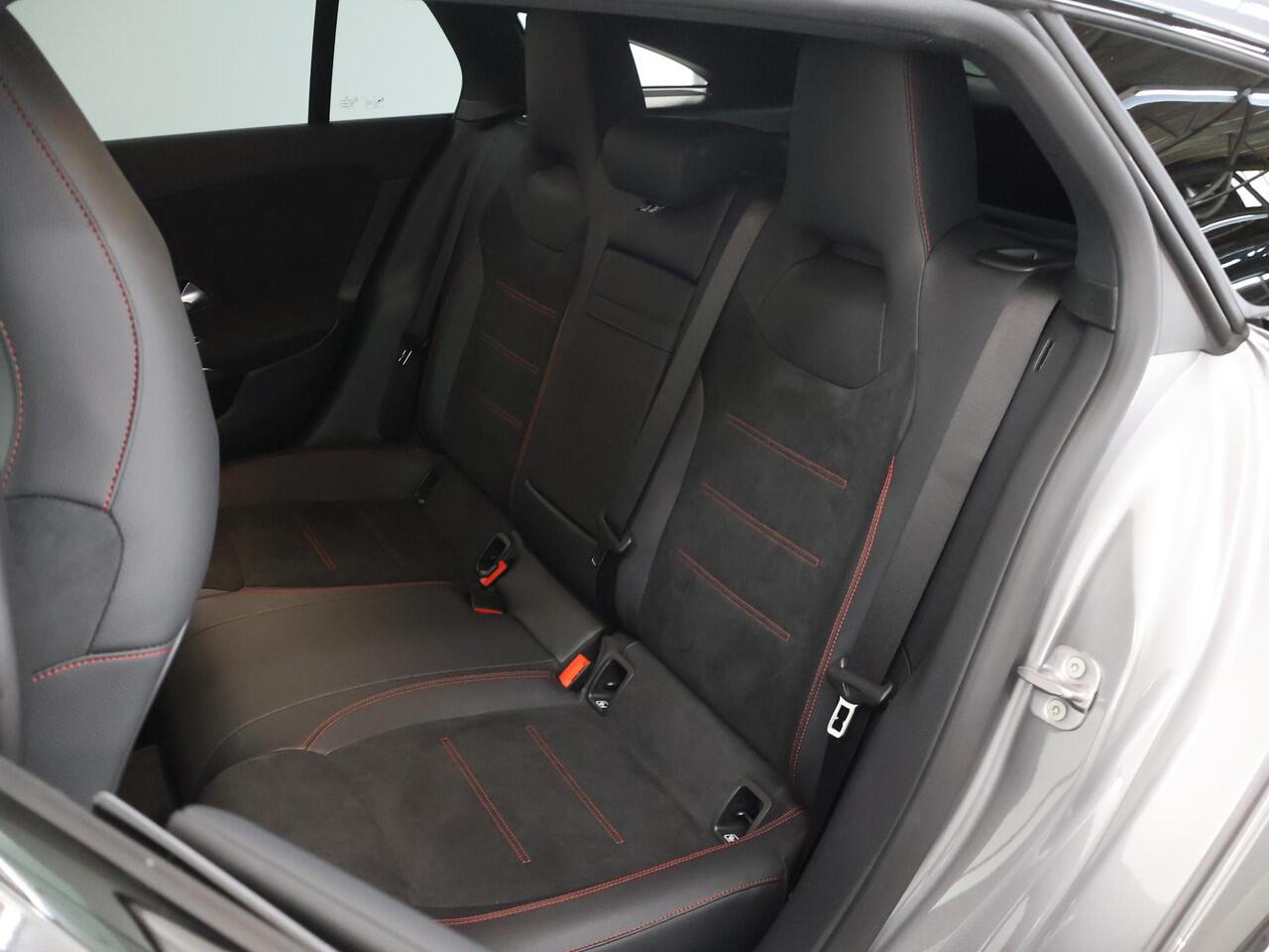 Mercedes-Benz CLA-KLASSE 250e Shooting Brake Business Solution AMG | Panoramaschuifdak | Nightpakket | 19 inch AMG-velgen| Verwarmde stoelen | Sfeerverlichting | LED koplampen |