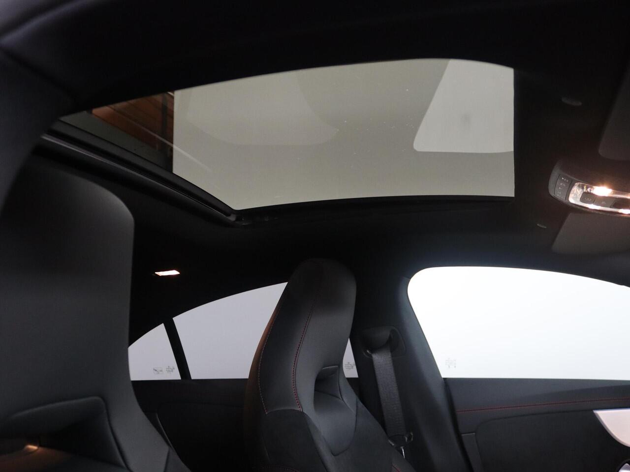 Mercedes-Benz CLA-KLASSE 250e Star Edition AMG Line | Panoramaschuifdak | Nightpakket | Achteruitrijcamera | Dodehoekassistent | Dodehoekassistent