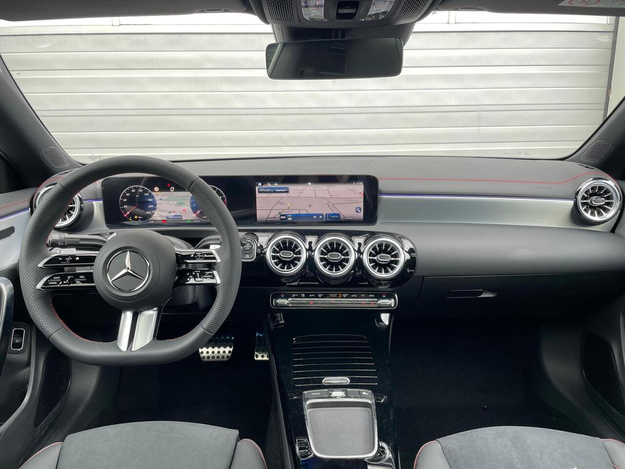 Mercedes-Benz CLA-KLASSE 180 AMG Line | Premium Pakket | Night Pakket | Panoramadak | MULTIBEAM LED koplampen | Dodehoekassistent | Advanced Sound System | Sfeerverlichting | Stoelverwarming |