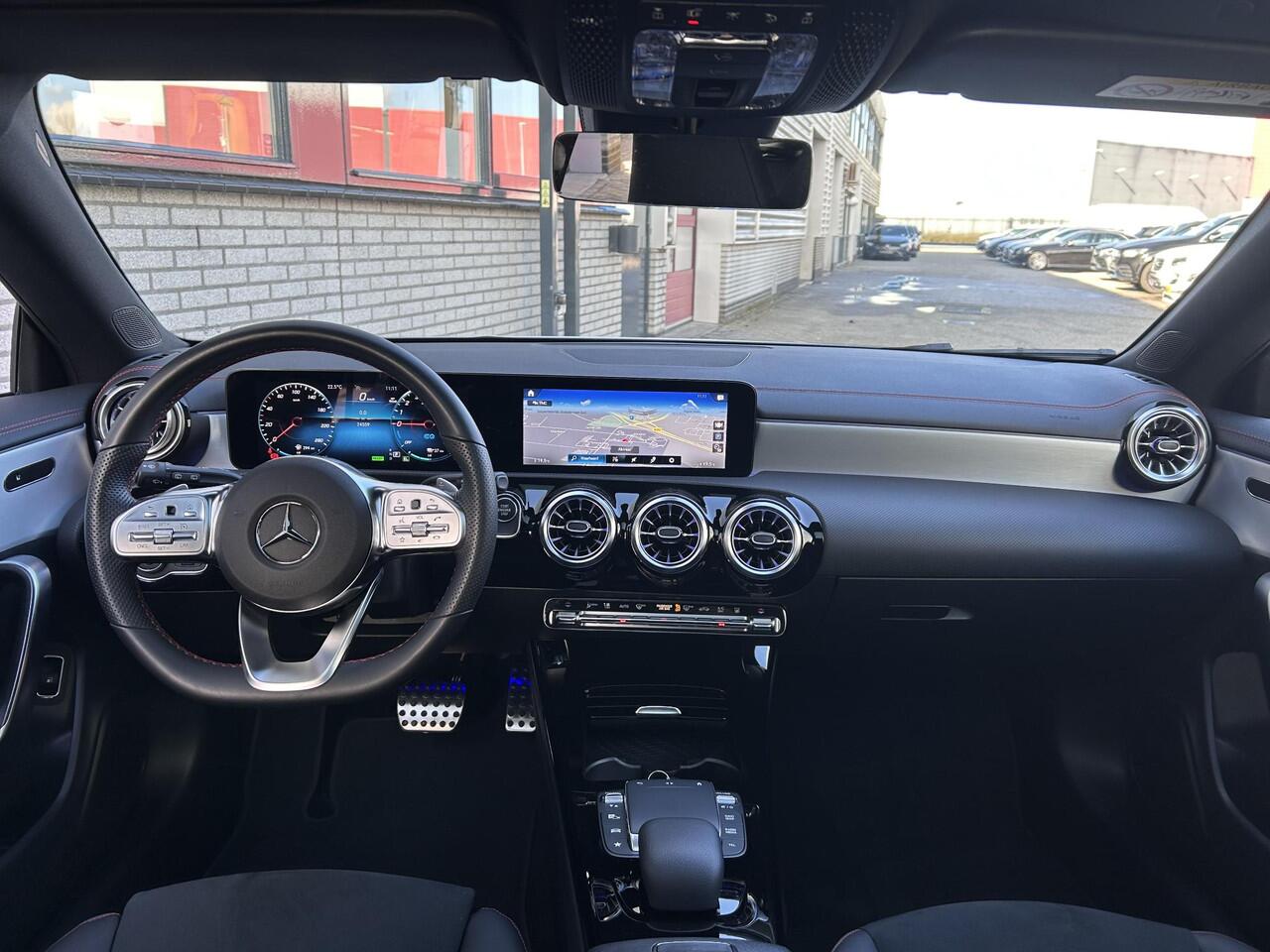 Mercedes-Benz CLA-KLASSE Shooting Brake 250 e AMG Line | Nightpakket | Panoramadak | Achteruitrijcamera | Stoelverwarming | Sfeerverlichting | Apple & Android Carplay