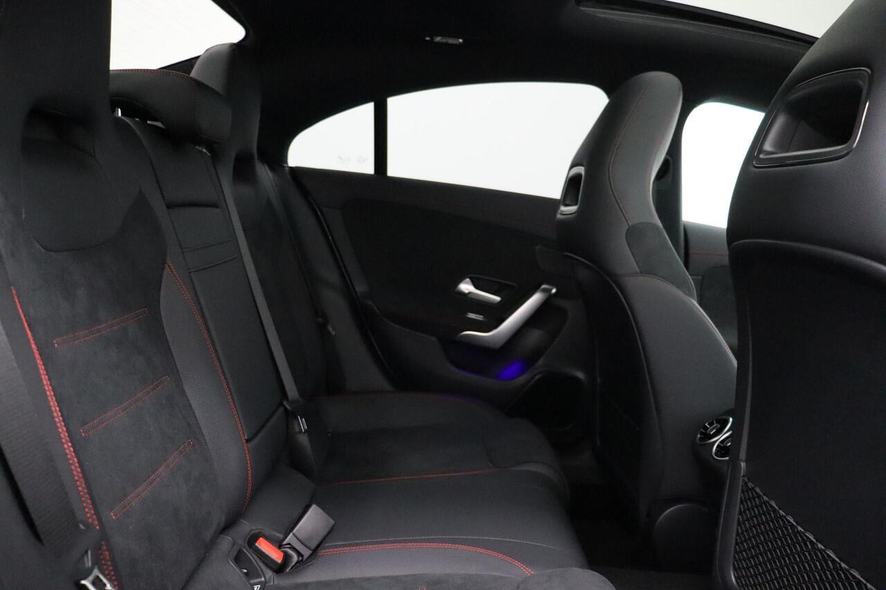 Mercedes-Benz CLA-KLASSE 180 AMG Line | Premium Pakket | Night Pakket | Panoramadak | MULTIBEAM LED Koplampen | Dodehoekassistent | Advanced Sound System | Sfeerverlichting |