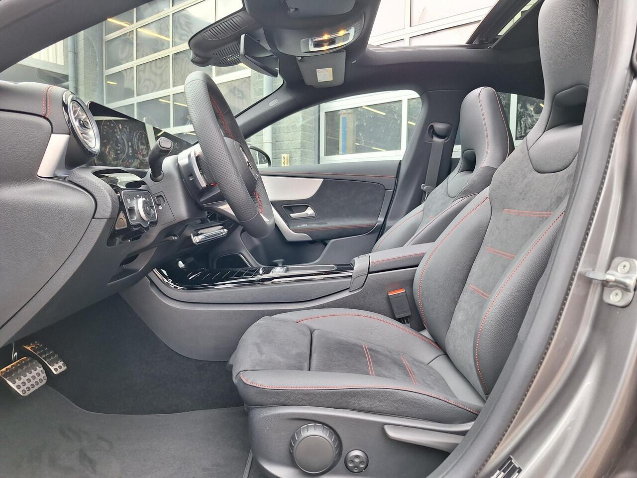 Mercedes-Benz CLA-KLASSE 200 AMG Line | Premium Pakket | Night Pakket | Winter Pakket | Panoramadak | Trekhaak | Burmester Surround Sound | MULTIBEAM LED Koplampen | Dodehoekassistent |