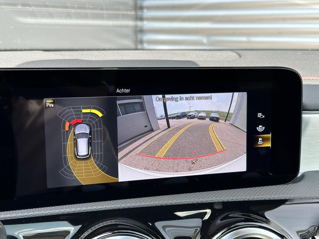 Mercedes-Benz CLA-KLASSE Shooting Brake 180 AMG Line | Nightpakket | Panoramadak | Achteruitrijcamera | Stoelverwarming | Dodehoekassistent | Sfeerverlichting