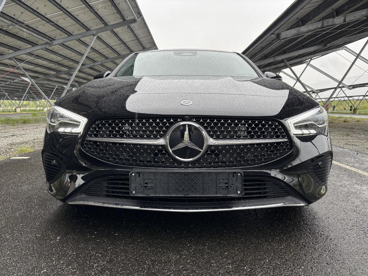 Mercedes-Benz CLA-KLASSE Shooting Brake 180 Star Edition Luxury Line | Panoramadak | Getint glas | Sfeerverlichting | Widescreen | Stoelverwarming |