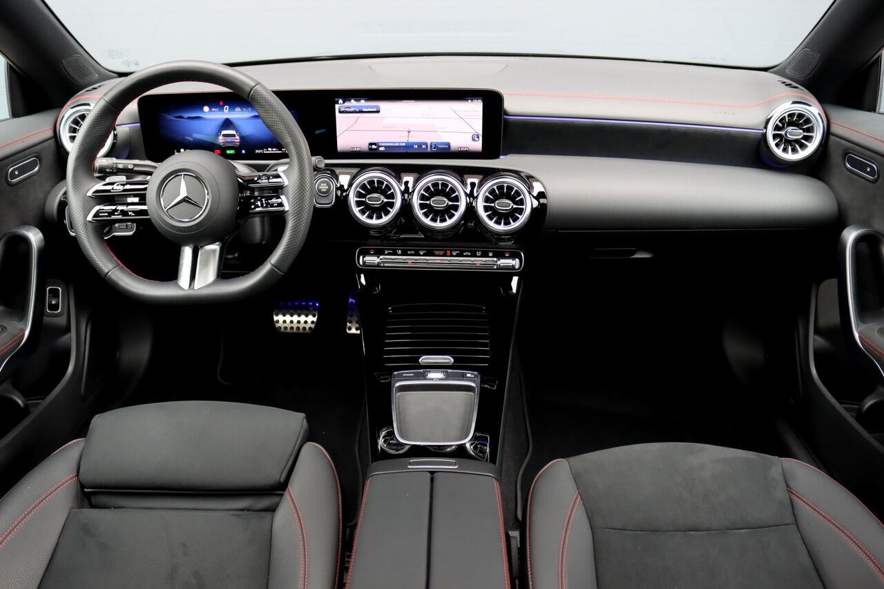 Mercedes-Benz CLA-KLASSE Shooting Brake 250 e AMG Line Aut8 | Facelift | Panoramadak | Distronic Pro | Verwarmd Stuurwiel | Widescreen | Keyless Go | Surround Camera | Multibeam LED |