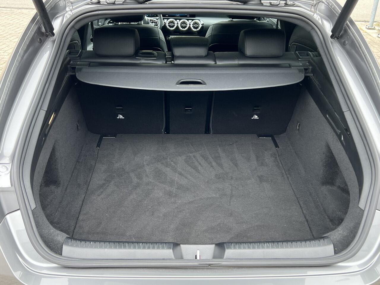 Mercedes-Benz CLA-KLASSE Shooting Brake 180 D 2.0 Automaat Business Solution Luxury Navigatie Trekhaak Panoramadak Elek. Stoelen Leer Stoelverwarming DAB Keyless Getint Glas NL Auto BTW