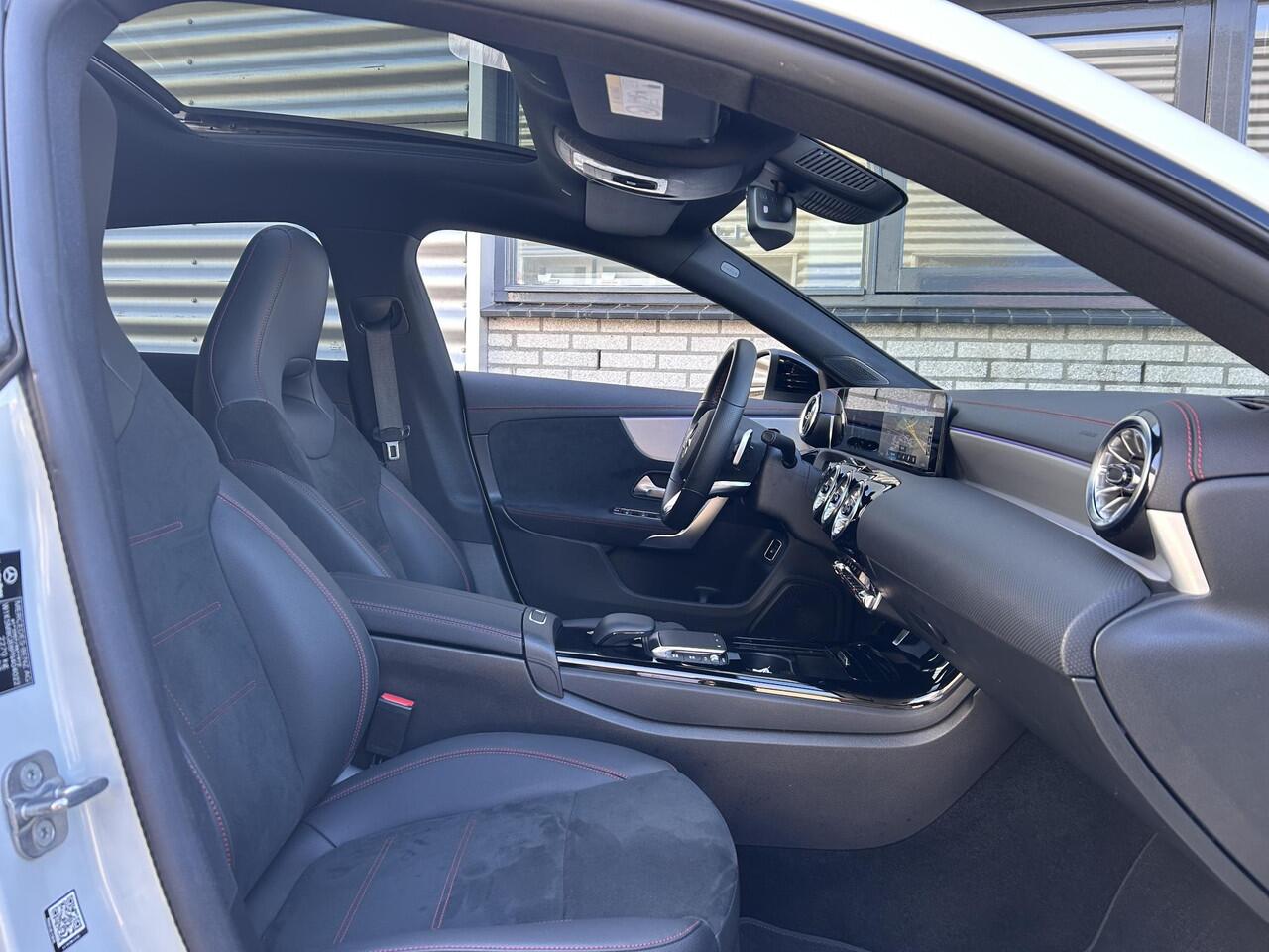 Mercedes-Benz CLA-KLASSE Shooting Brake 250 e AMG Line | Nightpakket | Panoramadak | Achteruitrijcamera | Stoelverwarming | Sfeerverlichting | Apple & Android Carplay