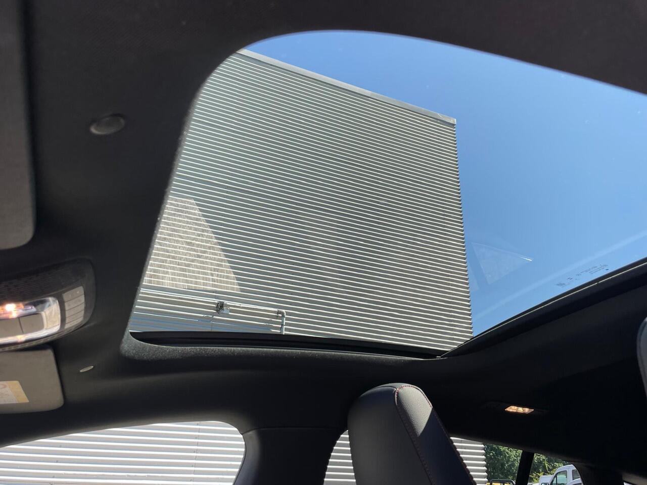 Mercedes-Benz CLA-KLASSE Shooting Brake 180 | Panoramadak | AMG Night | 360° Camera | Head-up display | Memorystoelen verwarmd | Sfeerverlichting