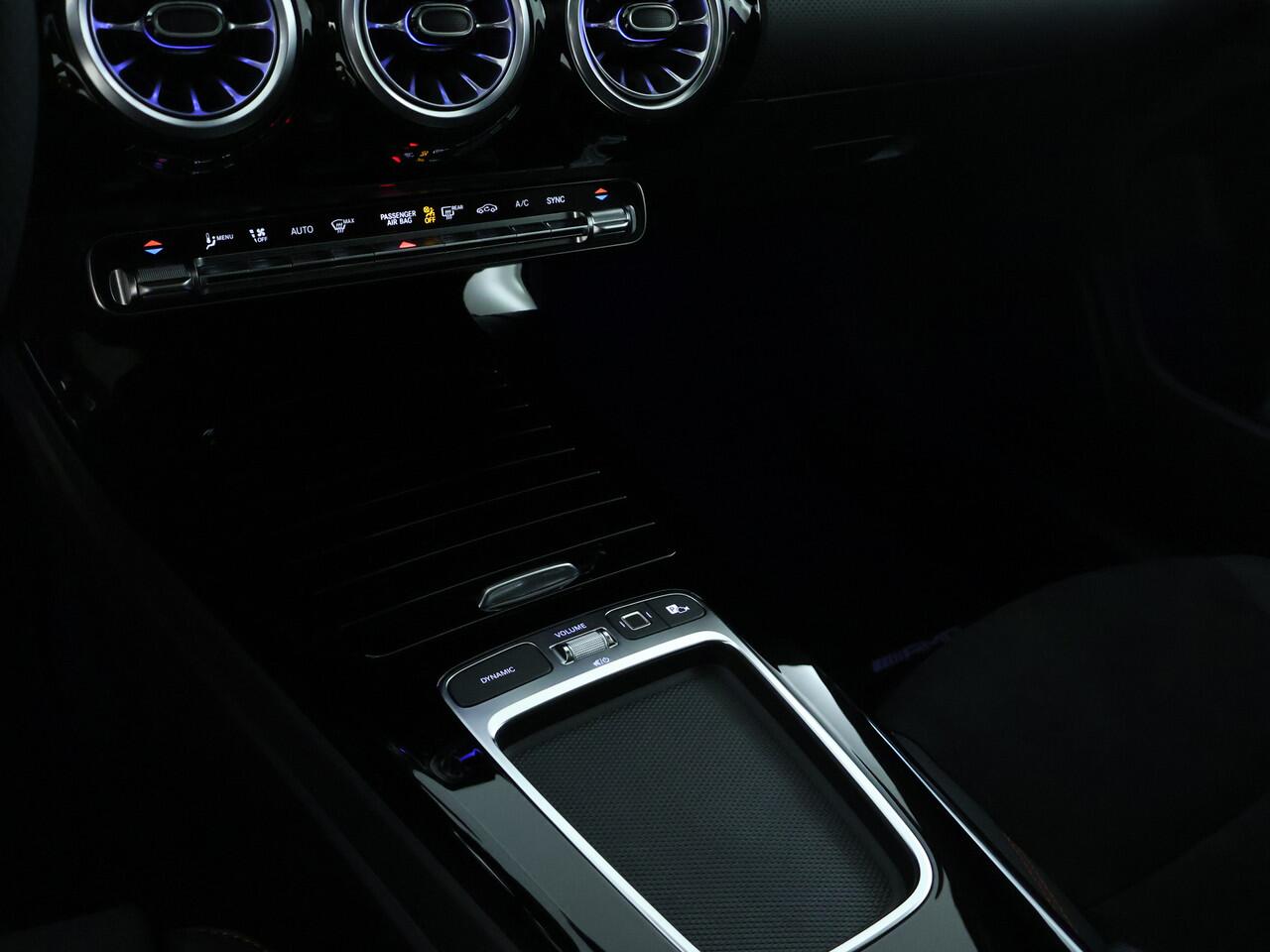 Mercedes-Benz CLA-KLASSE Shooting Brake 180 AMG Line LIMITED | Nightpakket | Parkeerpakket met achteruitrijcamera | KEYLESS GO | Dodehoekassistent | USB pakket plus | EASY PACK achterklep | MULTIBEAM LED | Verwarmde stoelen vooraan |