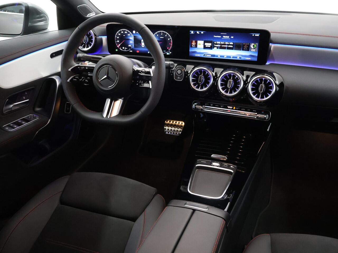 Mercedes-Benz CLA-KLASSE 180 Business Solution AMG | Panoramadak | Burmester | Rijassistentiepakket | Trekhaak | Techniek pakket | Sfeerverlichting | Stoel/stuurverwarming |