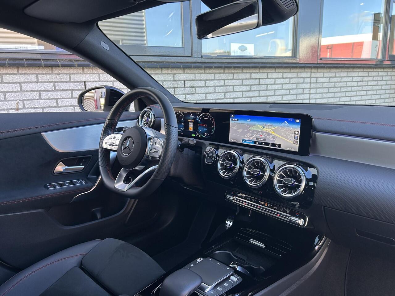 Mercedes-Benz CLA-KLASSE Shooting Brake 250 e AMG Line | Nightpakket | Panoramadak | Achteruitrijcamera | Stoelverwarming | Sfeerverlichting | Apple & Android Carplay