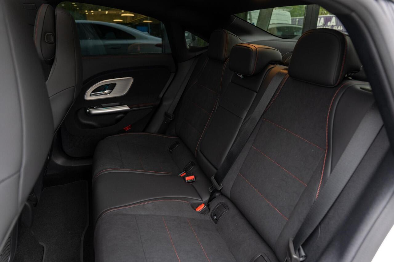 Mercedes-Benz CLA-KLASSE 250+ Launch Edition 85 kWh | Night | Panoramadak | DISTRONIC | Achteruitrijcamera | Dodehoekassistent |