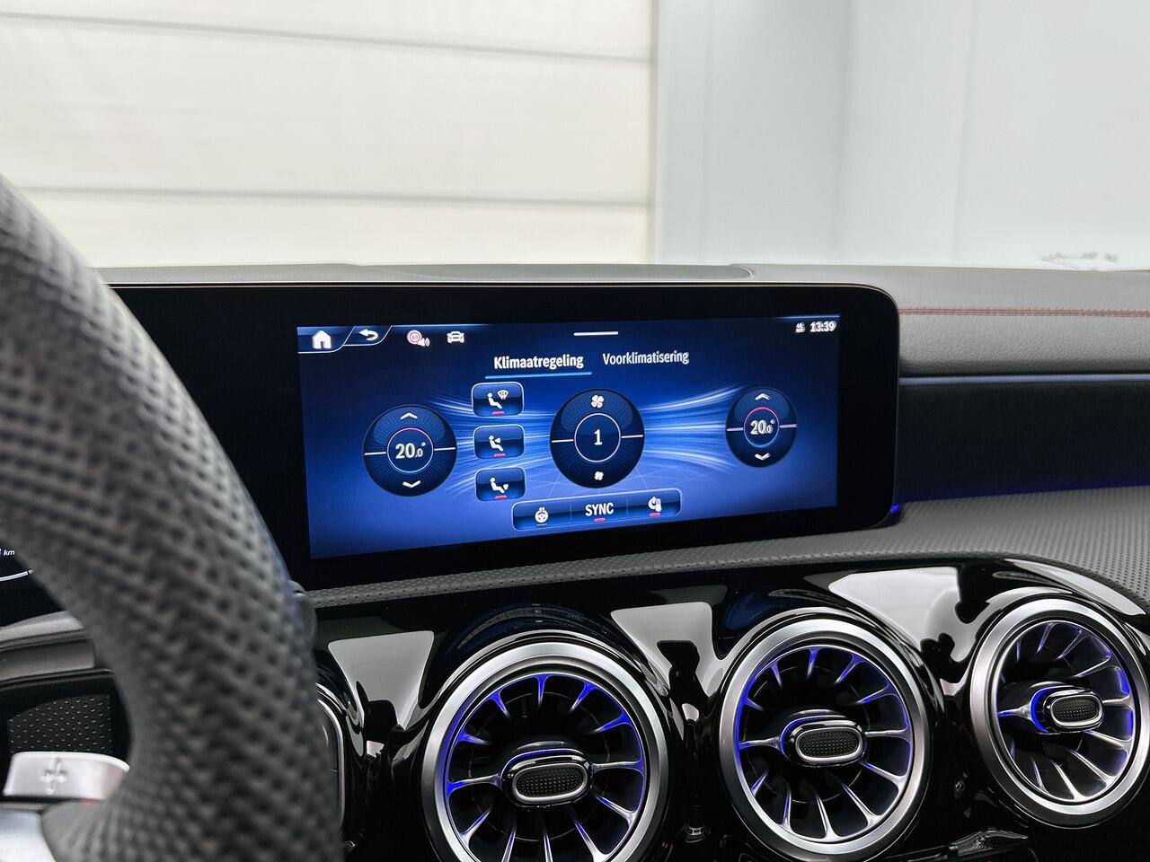 Mercedes-Benz CLA-KLASSE Shooting Brake 250 e AMG Plug-In Hybride Trekhaak | AMG Line | Panoramadak | Night Pakket | 19 Inch AMG Velgen | Stuur en Stoelverwarming. Inclusief 48 maanden MB Certified garantie voor Europa.