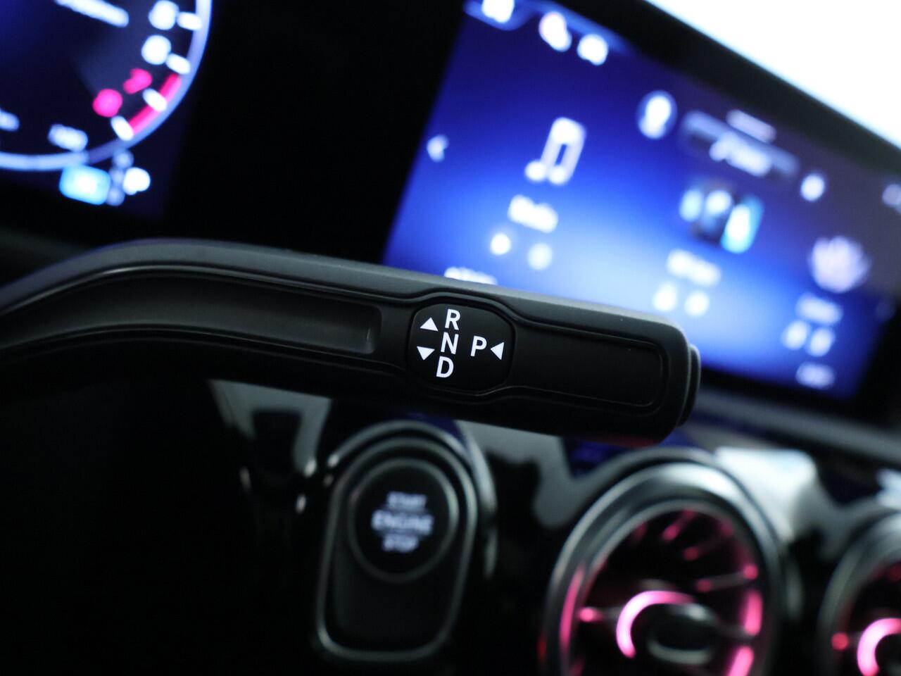 Mercedes-Benz CLA-KLASSE 250e Plug-In Hybride AMG | Panoramadak | Burmester® | Stuur en Stoelverwarming | Keyless Go | Dode Hoek Ass | Sfeerverlichting | Inclusief 24 maanden Mercedes-Benz Certified garantie voor Europa.