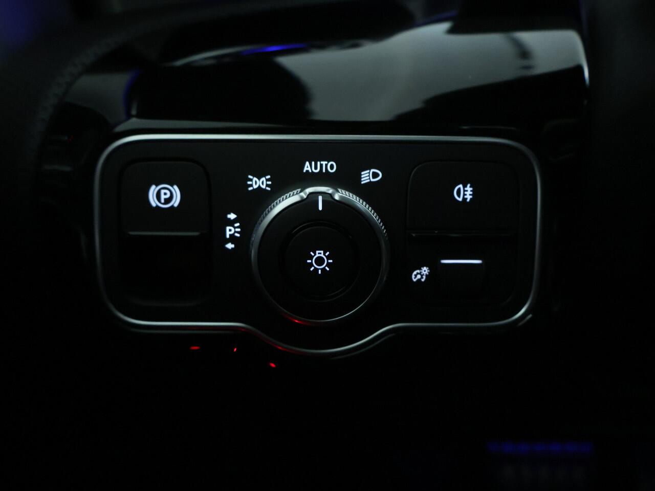 Mercedes-Benz CLA-KLASSE Shooting Brake 250 e Business Solution AMG | Trekhaak | AMG Line Plus pakket | Nightpakket | Parkeerpakket met 360°-camera | EASY PACK achterklep | Head-up display | Dodehoekassistent | Verwarmde stoelen vooraan |