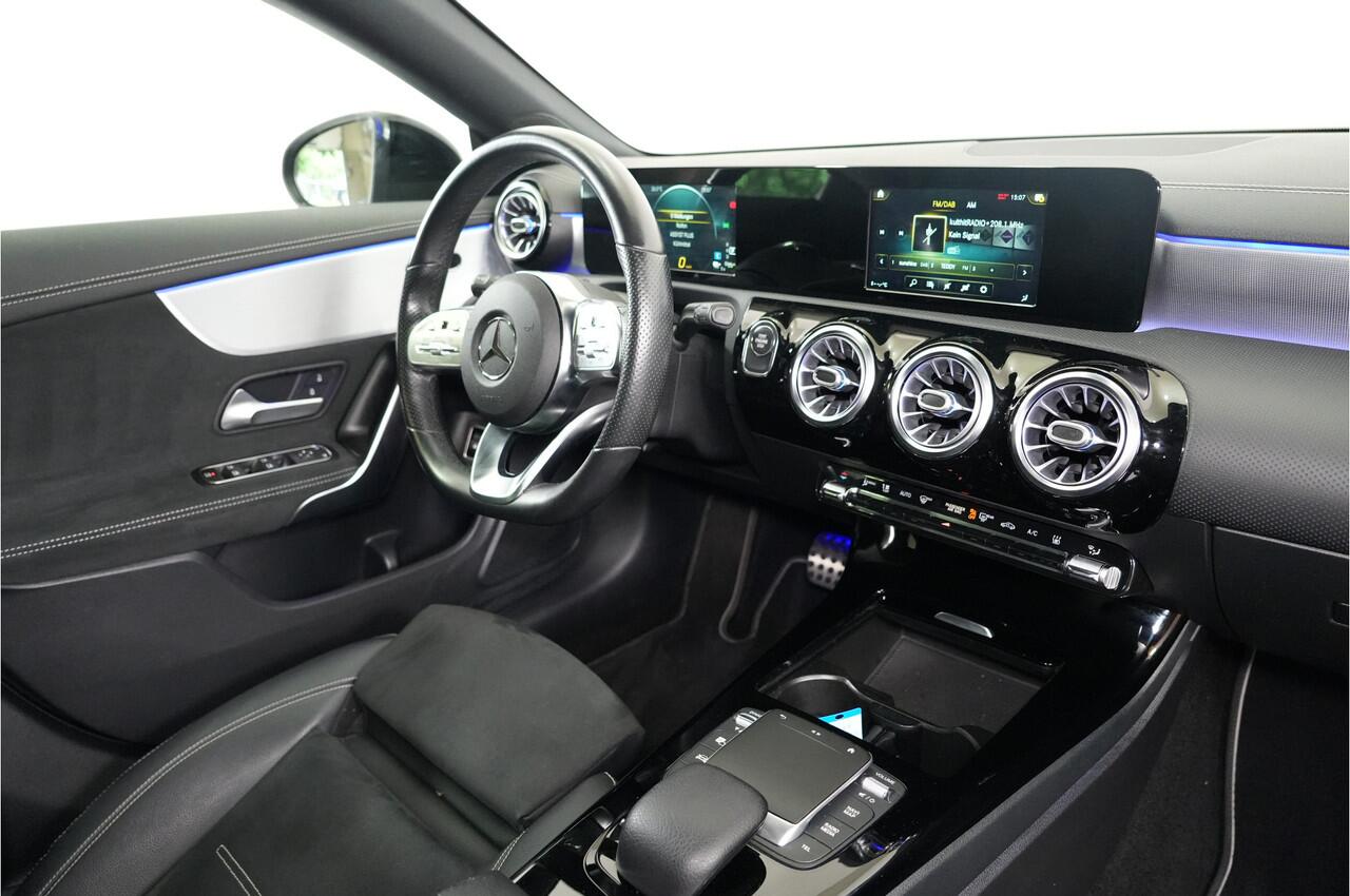 Mercedes-Benz CLA-KLASSE Shooting Brake 250 e AMG Night PHEV 218 pk | Pano | Memory | Keyless | El. achterklep |