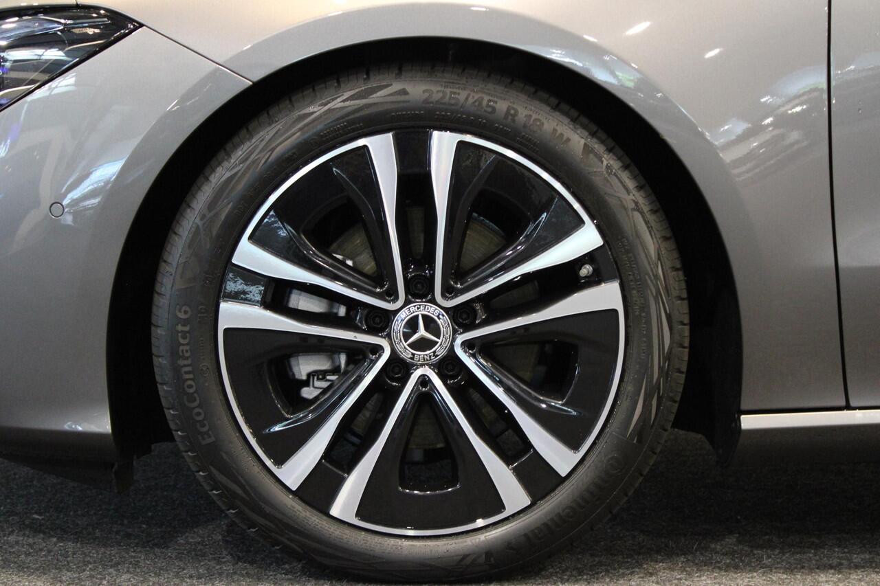 Mercedes-Benz CLA-KLASSE Shooting Brake 180 Luxury Line Panorama dak | Trekhaak