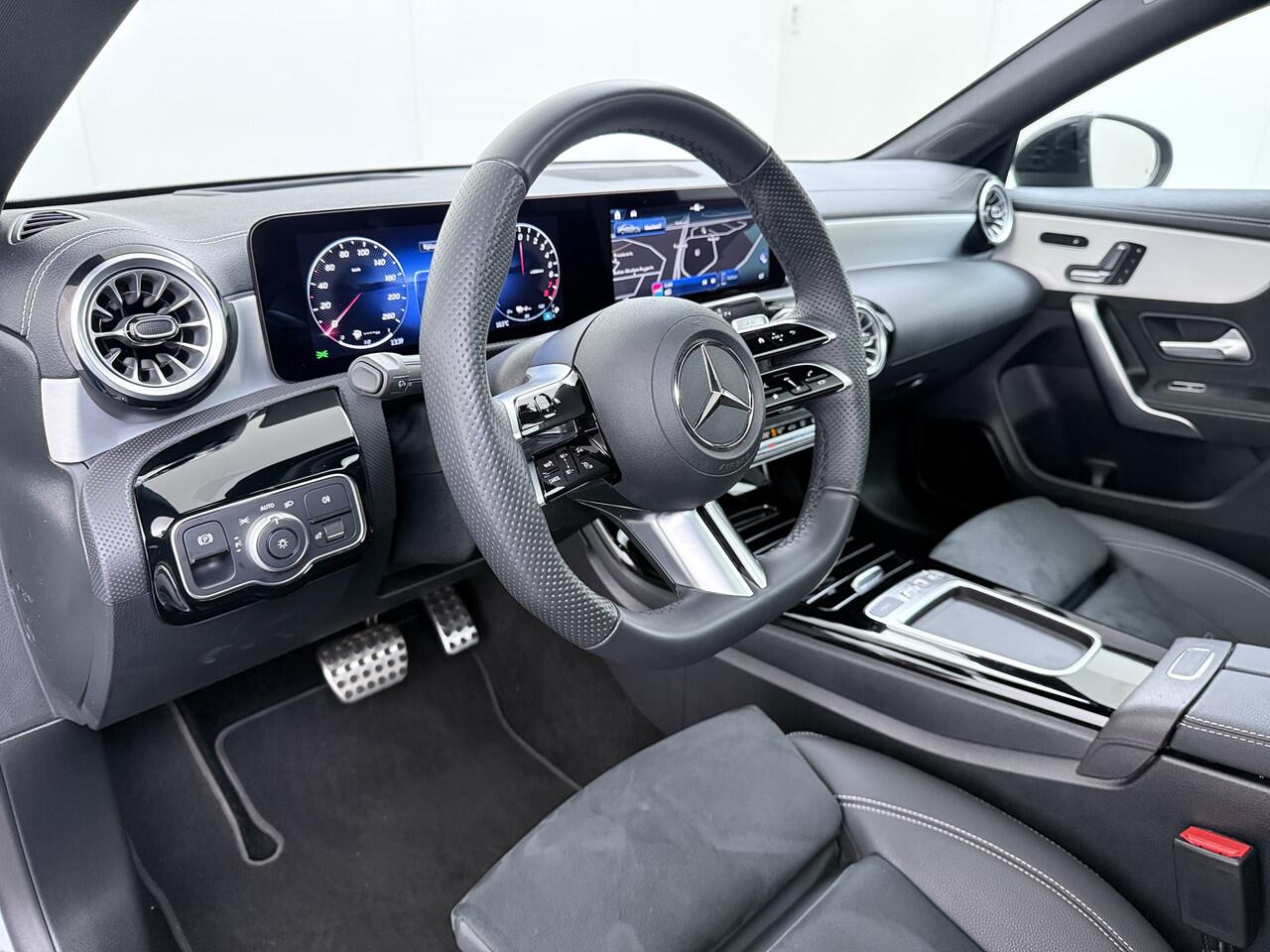 Mercedes-Benz CLA-KLASSE 250 e AMG line | Alpinegrijs Pano HUD Memory 360 Camera