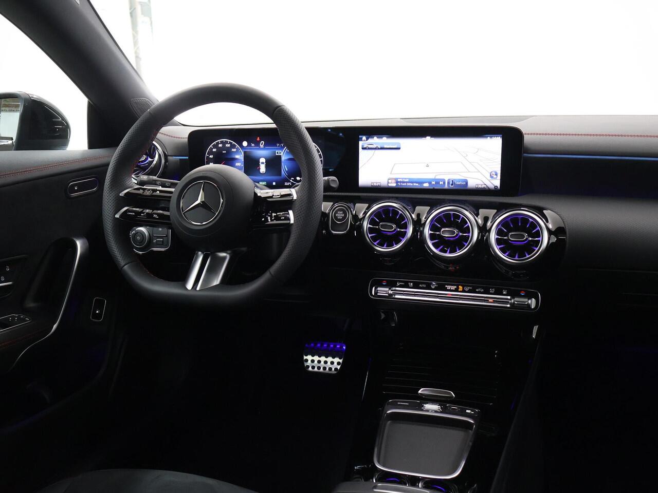 Mercedes-Benz CLA-KLASSE Shooting Brake 250e Business Solution AMG | Nightpakket | Panoramadak | Parkeercamera | Stoelverwarming | Keyless Entry/Go |