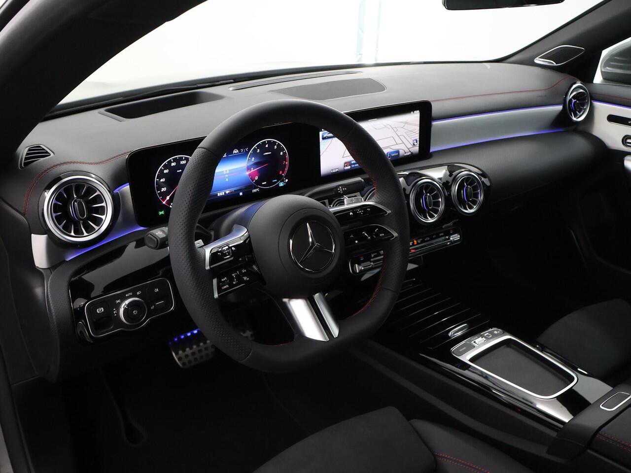 Mercedes-Benz CLA-KLASSE 180 Business Solution AMG | Panoramaschuifdak | Premium Plus-pakket | Winterpakket | Techniek-pakket | Burmester | Trekhaak | Head-up display |