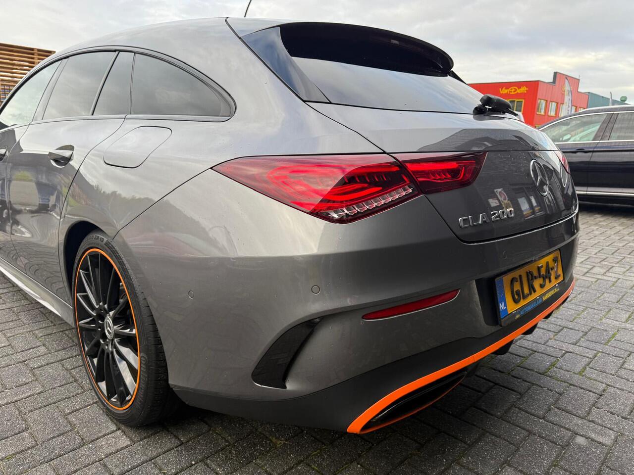 Mercedes-Benz CLA-KLASSE Shooting Brake 200 Premium Plus | 1E EIGENAAR | 12MND GARANTIE | ORANGE EDITION | PANO | CARPLAY | SFEERVERLICHTING | DASHCAM | AUTOMAAT | LED | AFSTANDSPILOT PLUS |
