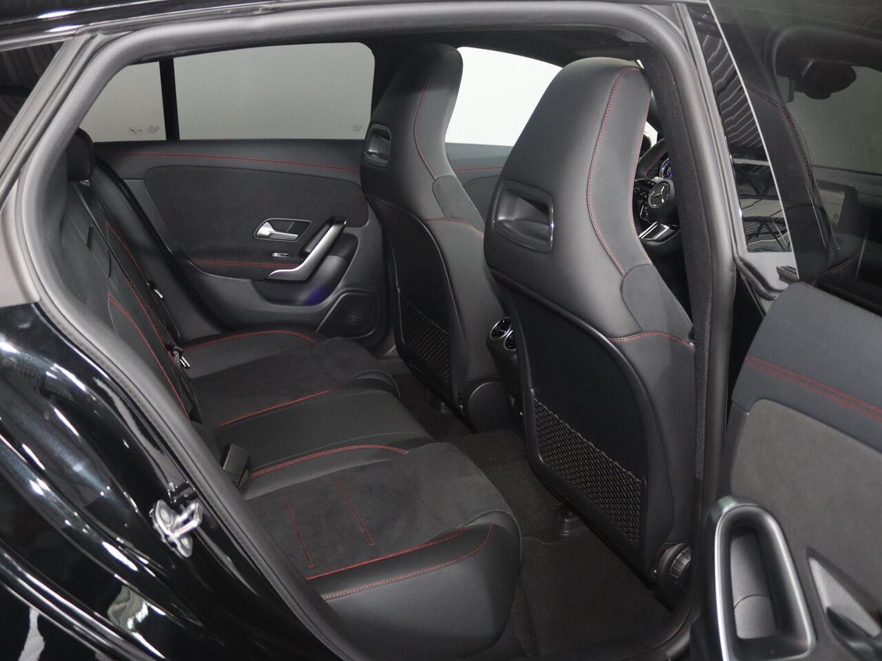 Mercedes-Benz CLA-KLASSE Shooting Brake 250e Business Solution AMG | Panoramaschuifdak | Nightpakket | 19 inch AMG-Velgen