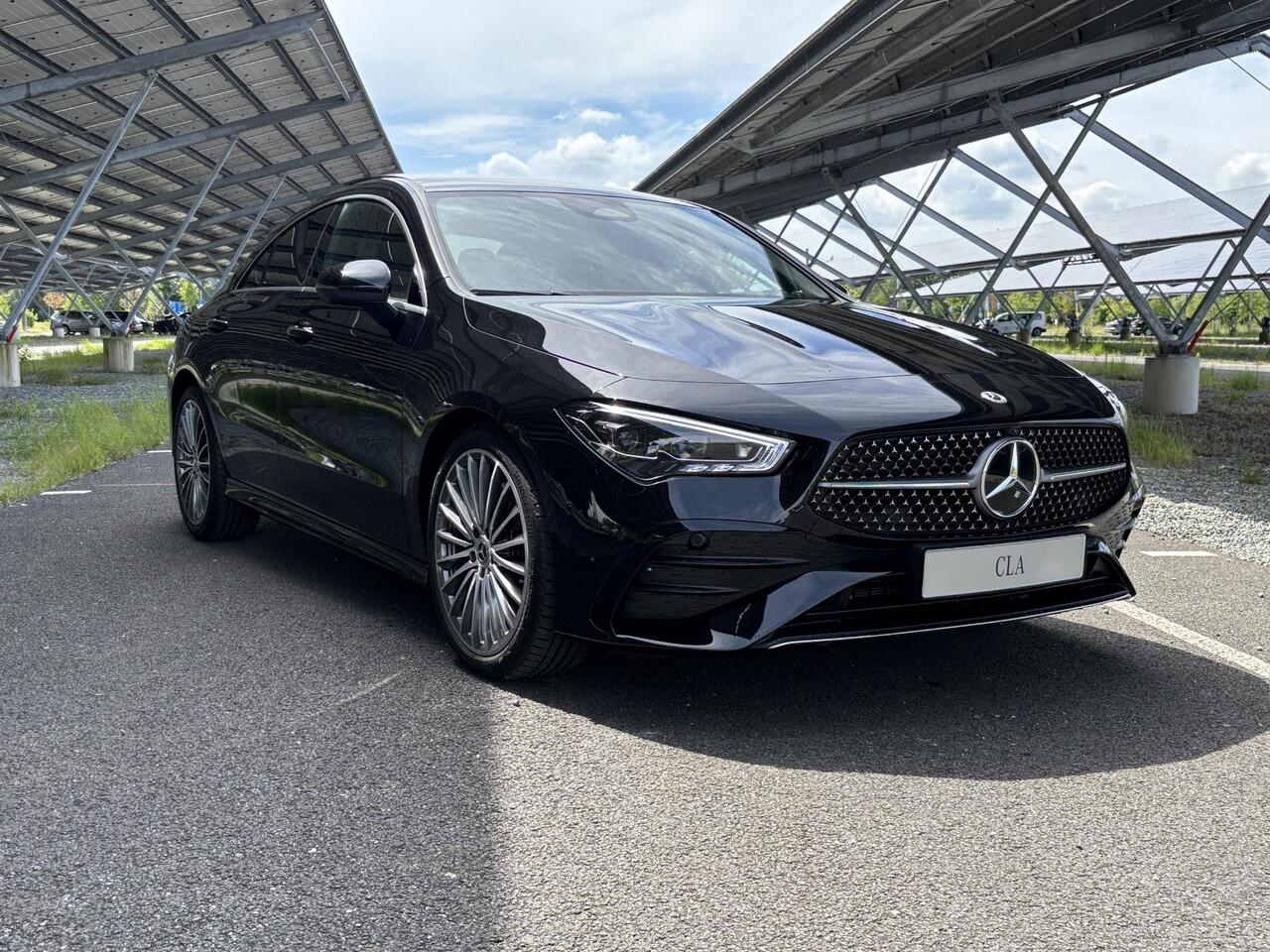 Mercedes-Benz CLA-KLASSE 180 Business Solution AMG | Panoramadak | Burmester | Rijassistentiepakket | Trekhaak | 360 camera | Sfeerverlichting | Stoel/stuurverwarming |