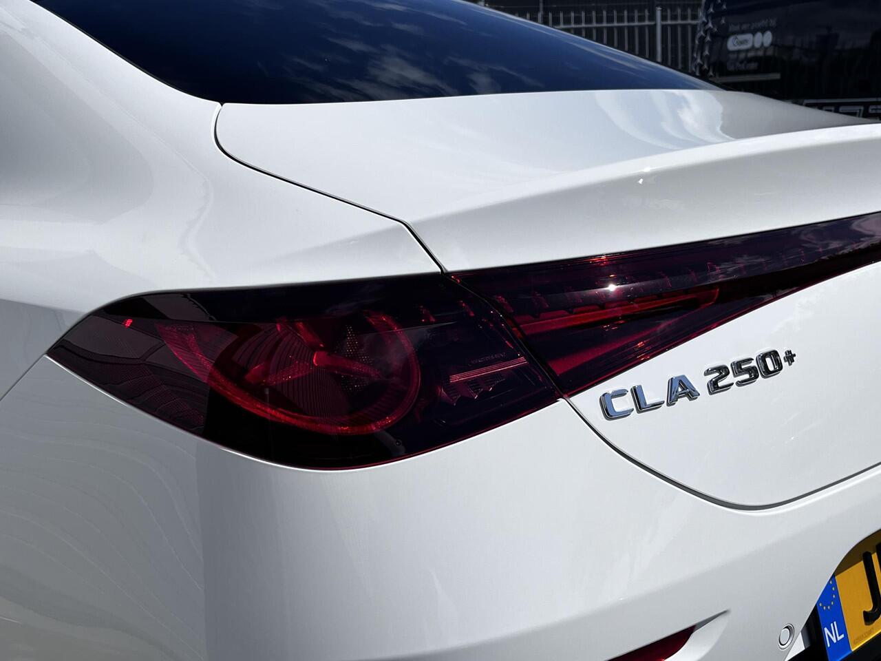 Mercedes-Benz CLA-KLASSE 250+ Launch Edition | AMG Line | Night Pakket | Panoramadak | MULTIBEAM LED Koplampen | DISTRONIC Afstandsassistent | Dodehoekassistent | Elektrisch Verstelbare Stoelen + Memory | Stoelverwarming | Sfeerverlichting