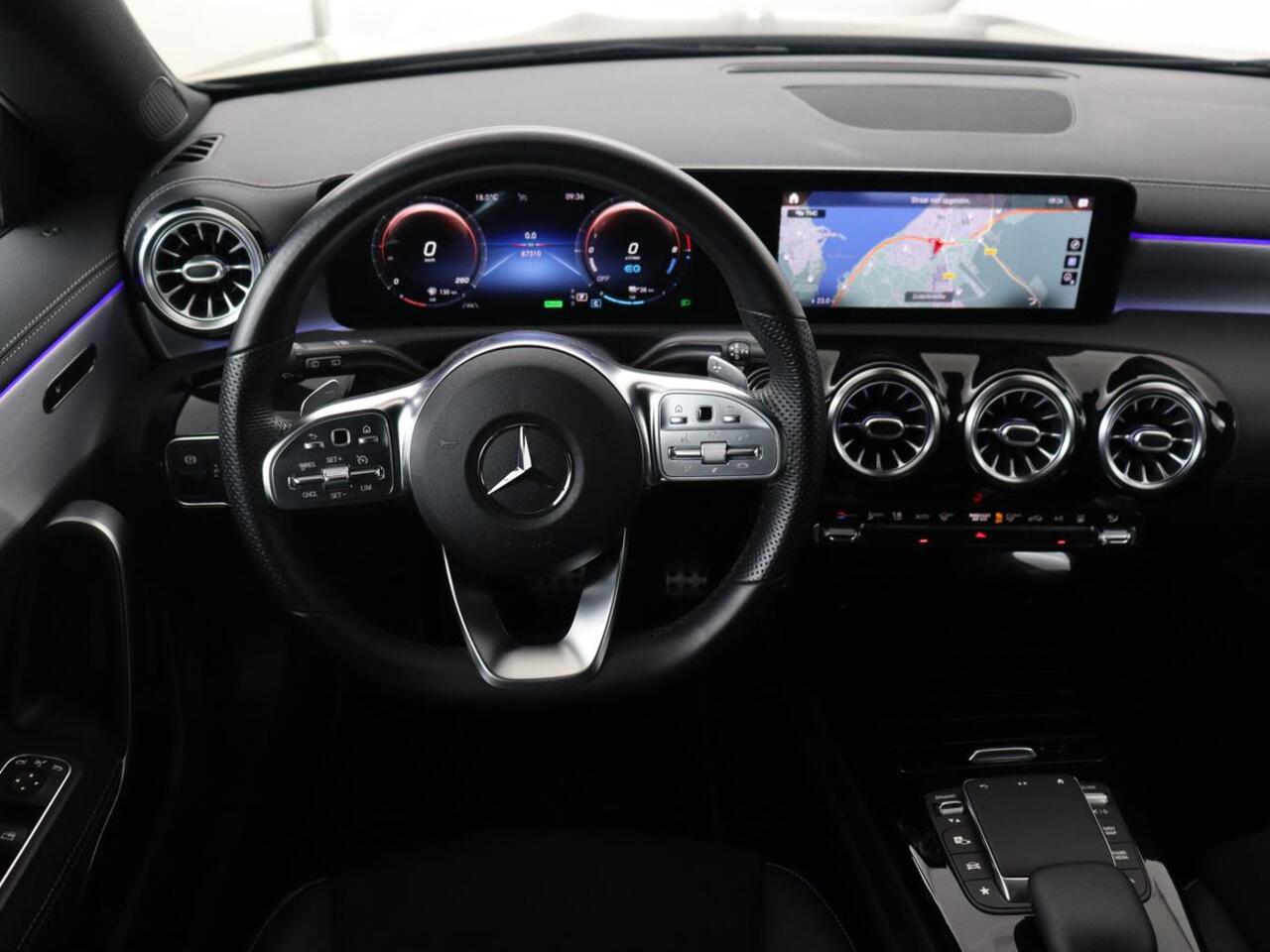 Mercedes-Benz CLA-KLASSE 250e AMG Night | Stoelverwarming | Carplay | Camera | Widescreen | Sfeerverlichting | Leder/Alcantara | Navigatie | Park Assist | Origineel Zwart | PHEV | Plug In