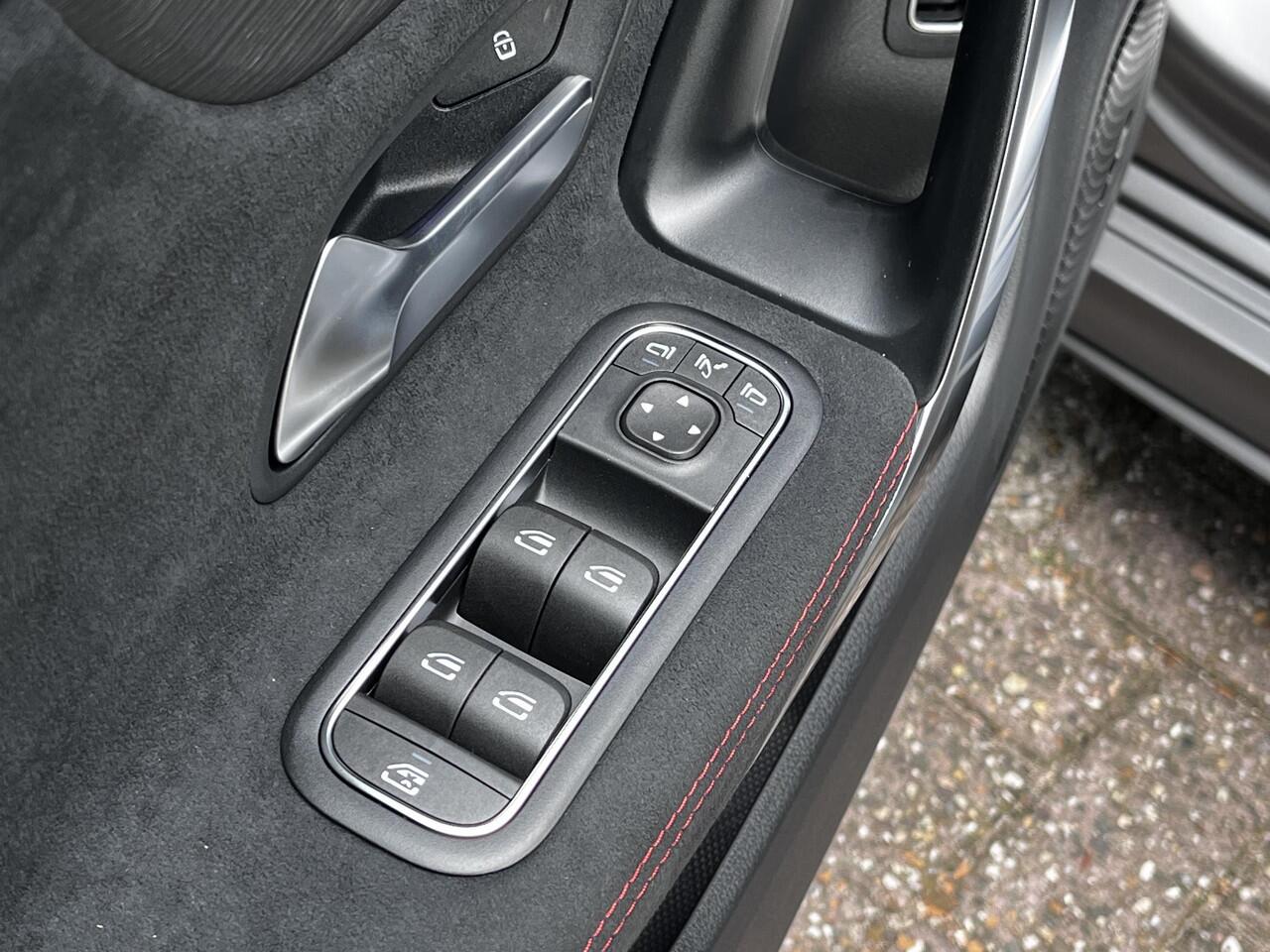 Mercedes-Benz CLA-KLASSE 180 Star Edition AMG | Matgrijs | Panoramadak | Night Pakket | Burmester Surround Sound | Dodehoekassistent | Apple CarPlay | Android Auto | Sfeerverlichting | Stoelverwarming | Achteruitrijcamera | Elektrisch Inklapbare Buitenspiegels