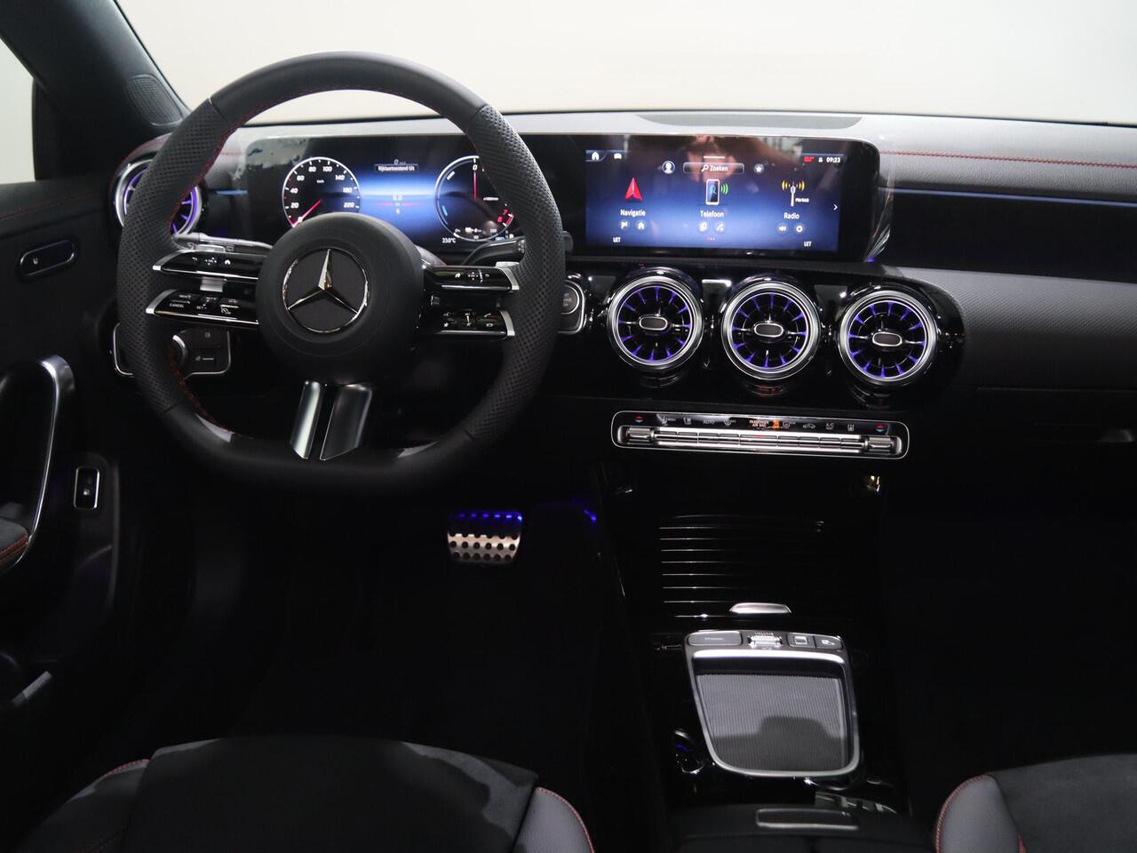 Mercedes-Benz CLA-KLASSE Shooting Brake 250e Business Solution AMG | Panoramaschuifdak | Night | Achteruitrijcamera| Stoelverwarming voor | LED koplampen | Afneembare Trekhaak | Apple Carplay / Android auto