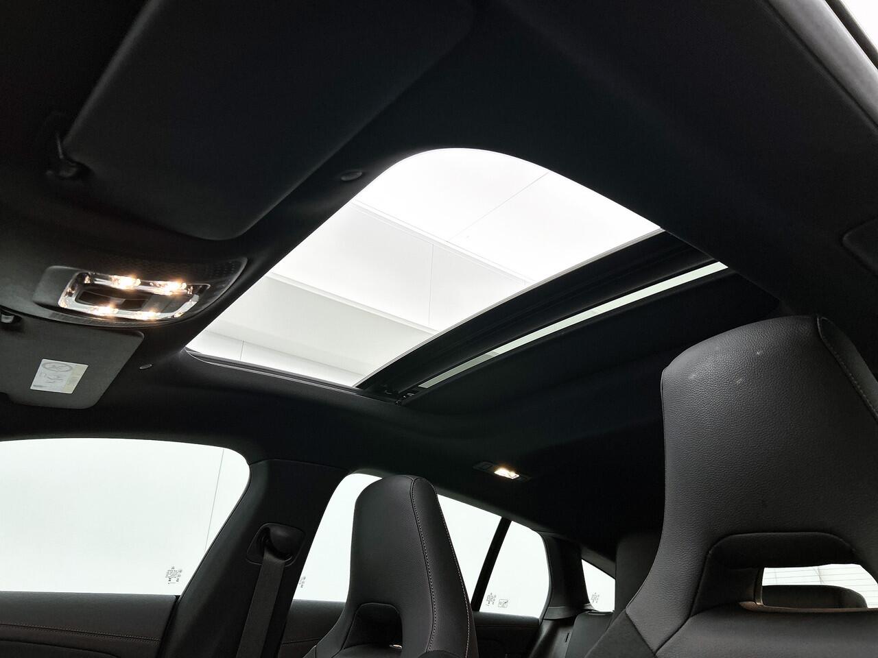 Mercedes-Benz CLA-KLASSE Shooting Brake 250 e AMG Plug-In Hybride | AMG Line | Panoramadak | Trekhaak | Sfeerverlichting | Dodehoek Assist | Stuur en Stoelverwaming. Inclusief 24 maanden MB Certified garantie voor Europa.