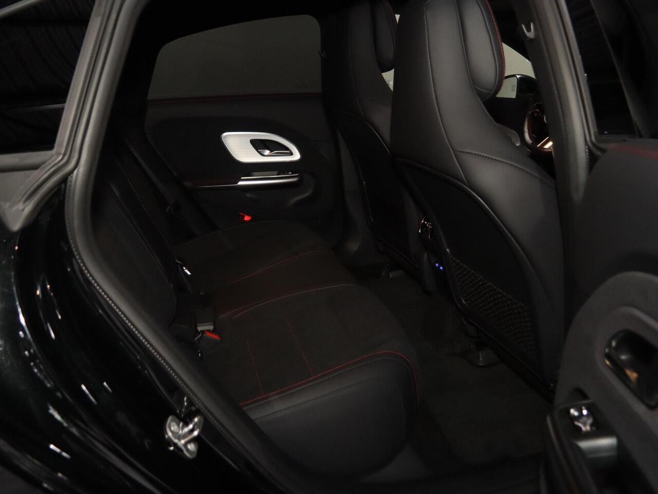 Mercedes-Benz CLA-KLASSE 250+ Launch Edition 85 kWh | Night | Panoramadak | Stoelverwarming | DISTRONIC | Achteruitrijcamera | Dodehoekassistent |