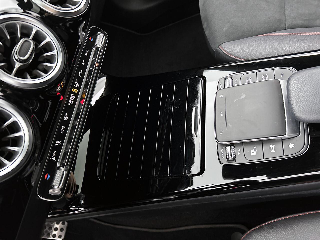 Mercedes-Benz CLA-KLASSE 180 AMG Line | Panoramadak | Sfeerverlichting | 19 Inch AMG velgen | Distronic | 360°-camera | Inclusief 24 maanden MB Certified garantie voor Europa.