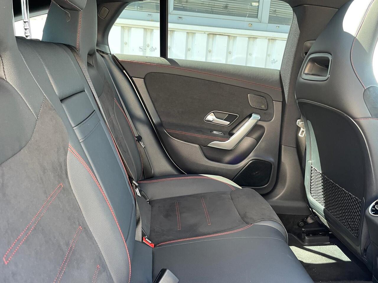 Mercedes-Benz CLA-KLASSE Shooting Brake 180 | Panoramadak | AMG Night | 360° Camera | Head-up display | Memorystoelen verwarmd | Sfeerverlichting