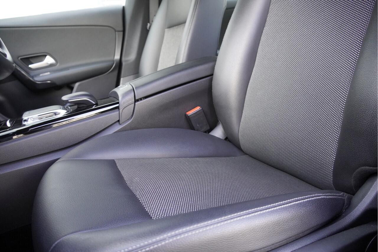 Mercedes-Benz CLA-KLASSE Shooting Brake 180 Automaat! Advantage BJ2019 Lmv 16" | Led | Navi | Pdc | Elek. achterklep | Achteruitrijcamera | Virtual cockpit | Climate control | Cruise control | Verwarmde voorstoelen | Zwarte hemel | Getint glas