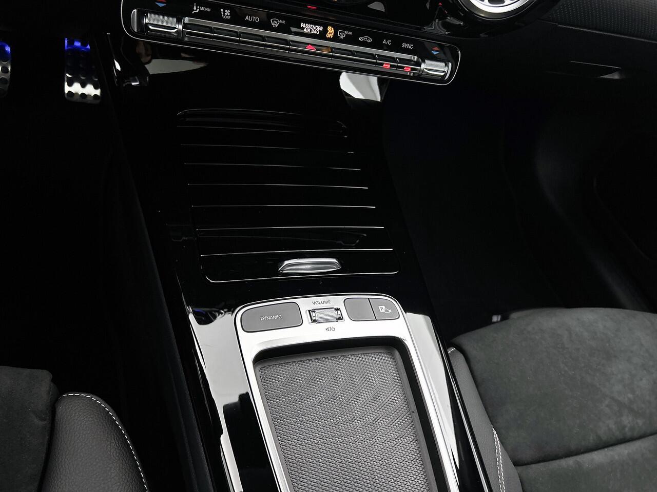 Mercedes-Benz CLA-KLASSE 180 Business Solution AMG | AMG Line Plus pakket | 360° camera | Head-up Display | Augmented Reality navigatie | Memorypakket | Panoramaschuifdak | 19 inch AMG velgen | Sierdelen aluminium |