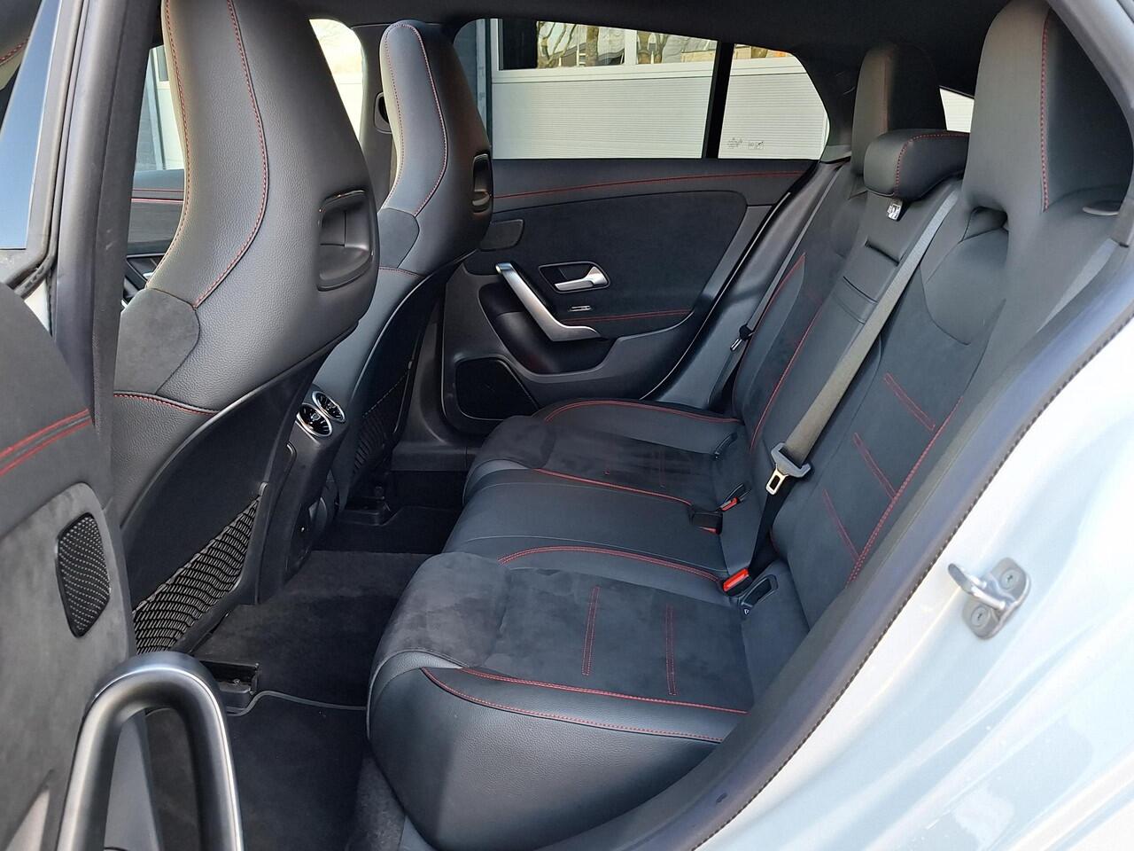 Mercedes-Benz CLA-KLASSE Shooting Brake 180 | Panoramadak | AMG | Achteruitrijcamera | Stoelverwarming | Multibeam LED | Sfeerverlichting | Keyless-GO | Elektrische achterklep